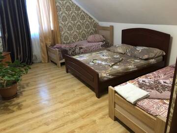 Фото номера Стандартный четырехместный номер Отель Hotel in Reni Comfort г. Рени 2